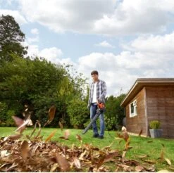 Black & Decker BLACK+DECKER BEBLV300SB-QS Bladblazer - 404 Km/u - 3000W - Zuig-/blaasfunctie - Gesnoerd 18 Black & Decker BLACK+DECKER BEBLV300SB-QS Bladblazer - 404 Km/u - 3000W - Zuig-/blaasfunctie - Gesnoerd -Tuinwinkel 1200x1195 2