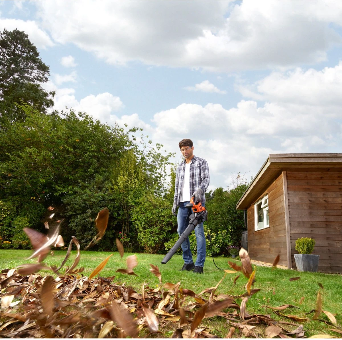 Black & Decker BLACK+DECKER BEBLV300SB-QS Bladblazer - 404 Km/u - 3000W - Zuig-/blaasfunctie - Gesnoerd 8 Black & Decker BLACK+DECKER BEBLV300SB-QS Bladblazer - 404 Km/u - 3000W - Zuig-/blaasfunctie - Gesnoerd - Afbeelding 8