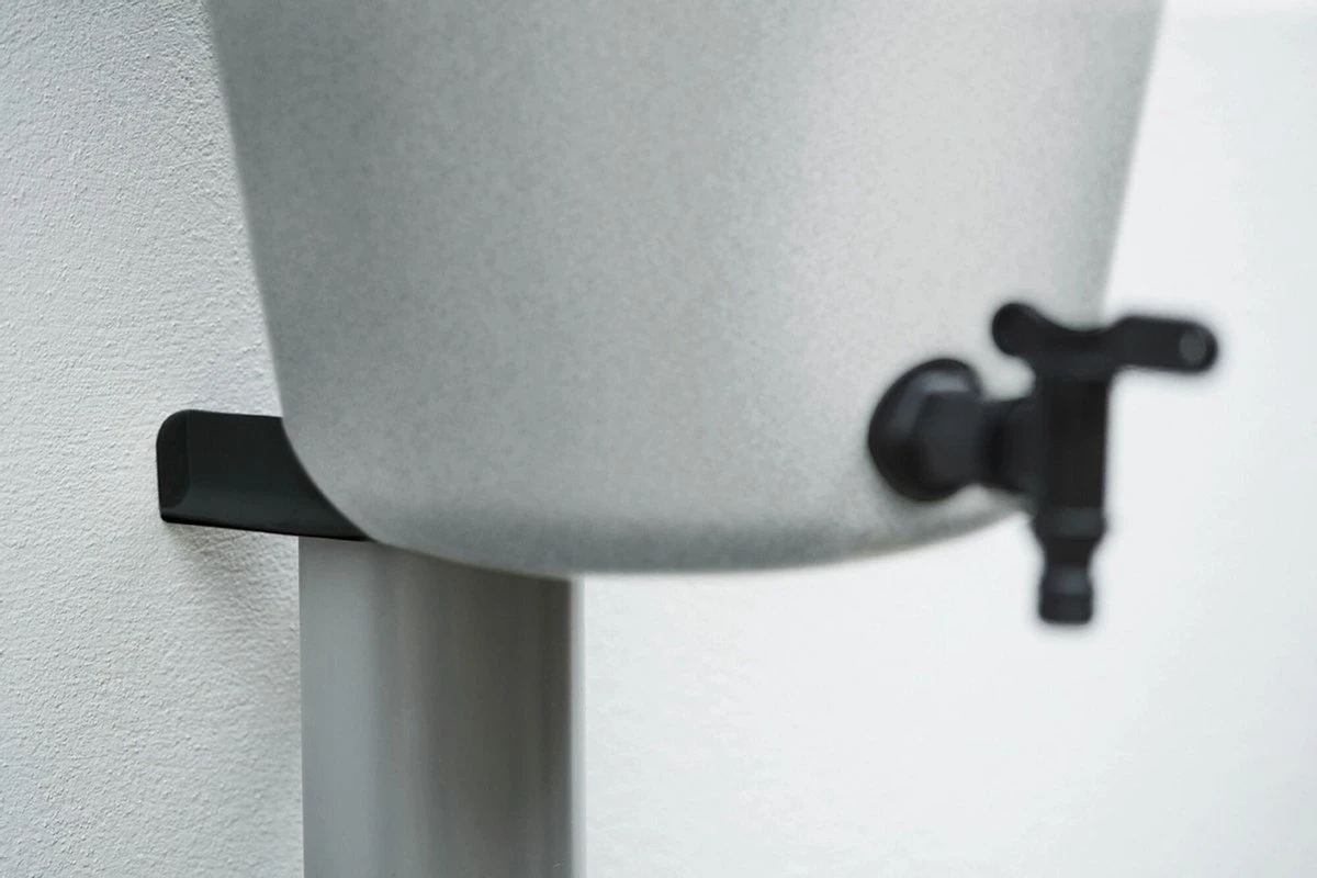 Elho Green Basics Rain Catcher 33 - Regenton Voor Balkonbuiten - Ø 33.5 X H 73.5 Cm - Grijs/Living Concrete 4 Elho Green Basics Rain Catcher 33 - Regenton Voor Balkonbuiten - Ø 33.5 X H 73.5 Cm - Grijs/Living Concrete - Afbeelding 4