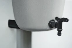 Elho Green Basics Rain Catcher 33 - Regenton Voor Balkonbuiten - Ø 33.5 X H 73.5 Cm - Grijs/Living Concrete 15 Elho Green Basics Rain Catcher 33 - Regenton Voor Balkonbuiten - Ø 33.5 X H 73.5 Cm - Grijs/Living Concrete -Tuinwinkel 1200x800 140